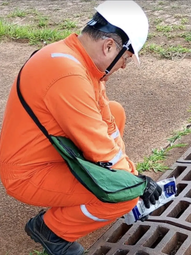 Técnico da PJO aplicando tratamento em ralo e grelha de escoamento